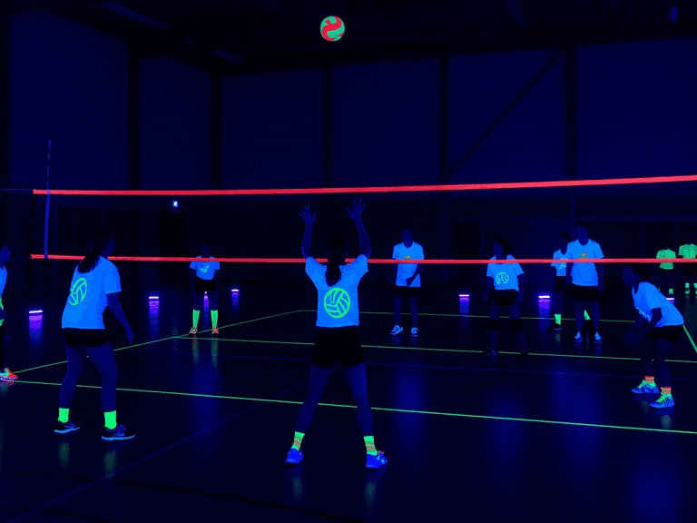 Blacklight volleybal in een sporthal met neonlijnen, UV-verlichting en spelers in fluorescerende kleding.